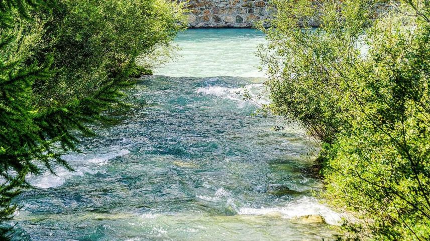 Der untere Chamuerabach (hier bei seiner Mündung in den Inn) ist Bestandteil des 50-  Millionen-Grossprojekts Inn-Revitalisierung La Punt. Foto: Jon Duschletta