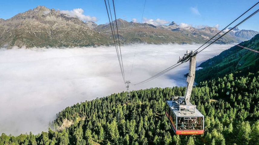 Die «Fabelhafte Bergwelt», hier der Blick von der Corvatsch-Mittelstation, wartet immer mal wieder mit überraschenden Momenten auf. Foto: Jon Duschletta