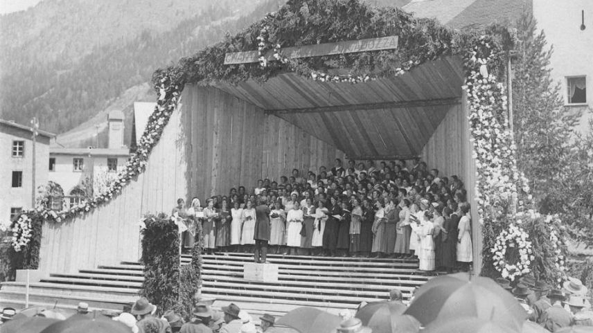 Il Cor masdà Scuol a la festa da chant 1920 a Zernez cul dirigent Robert Cantieni (fotografia: mad).