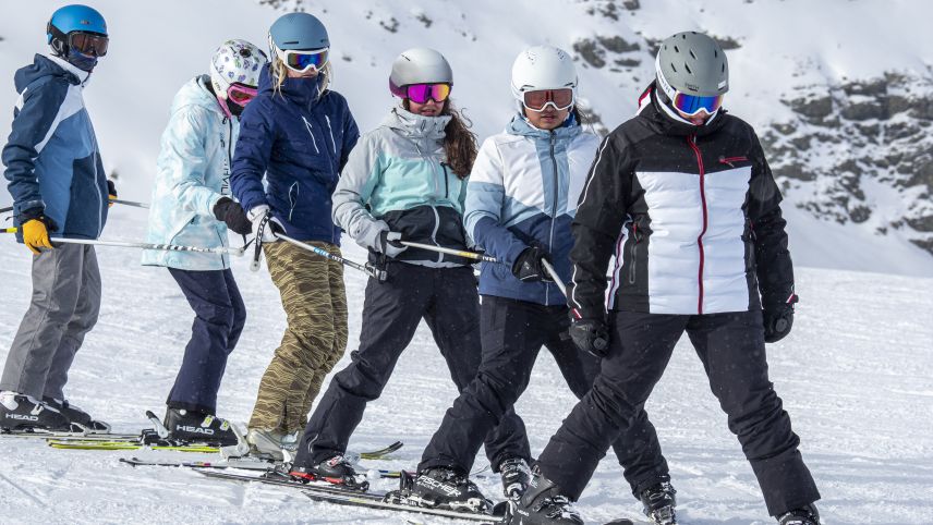 Die Schule Widnau kommt jedes Jahr mit der zweiten Oberstufe ins Unterengadin. Während des Wintersportlagers verbringen die Schülerinnen und Schüler einen Grossteil des Tages auf den Skiern. Foto: Tiago Almeida