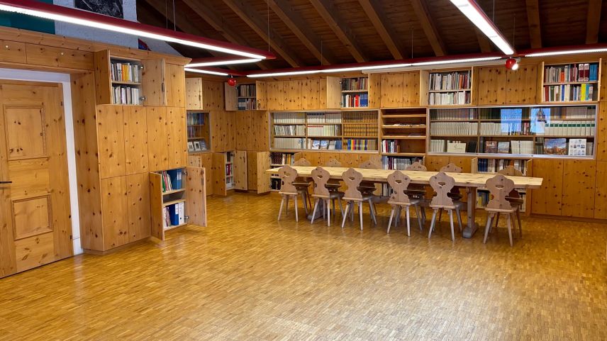 La Biblioteca Jaura a Valchava as pudessa eir nomnar la memoria da la Val Müstair (fotografia: Marco Gilly).