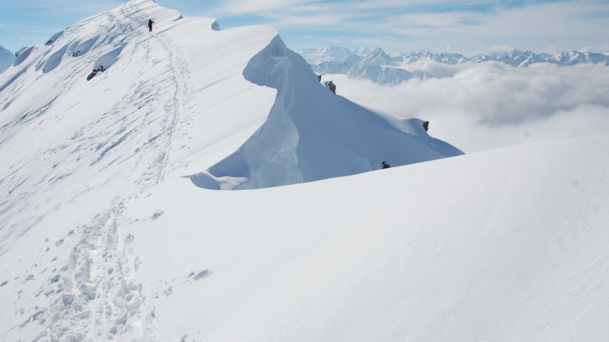 Skitourengeher und eine eindrückliche Schneewechte am 2808 Meter hohen Monsteiner Büelenhorn zwischen Davos Monstein und Bergün. Foto: Marcia Phillips/SLF