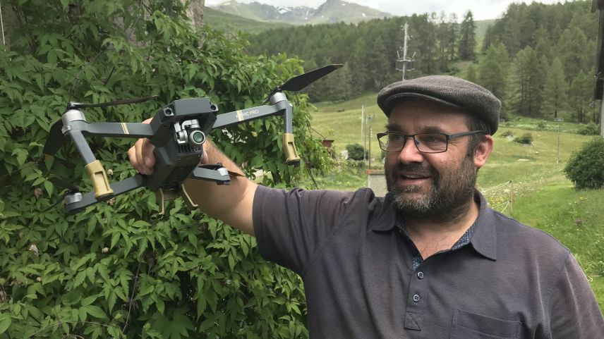 Armon Schlegel ha inizià il salvamaint d’uzöls cun dronas e cameras termicas in Engiadina Bassa ed in tuot il Grischun (fotografia: mad).