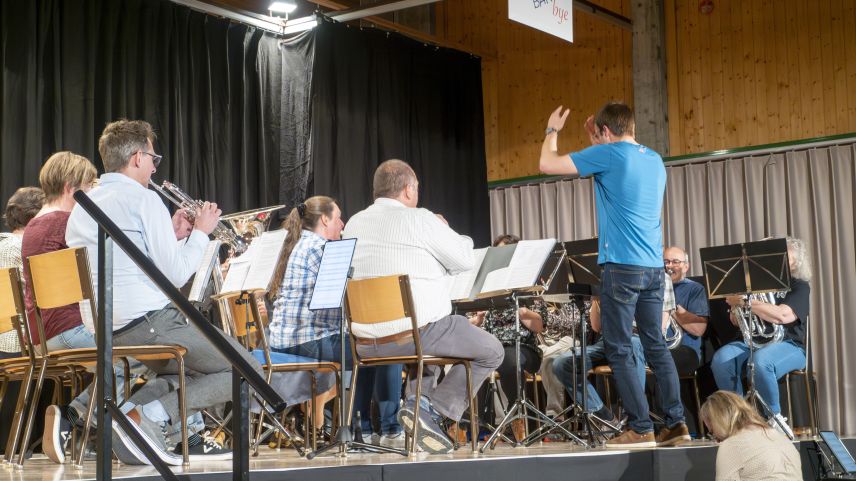 Die Musikgesellschaft übt für das Musikantentreffen in Tschechien. Anfänglich tönt nicht alles harmonisch. Foto: Marie-Claire Jur