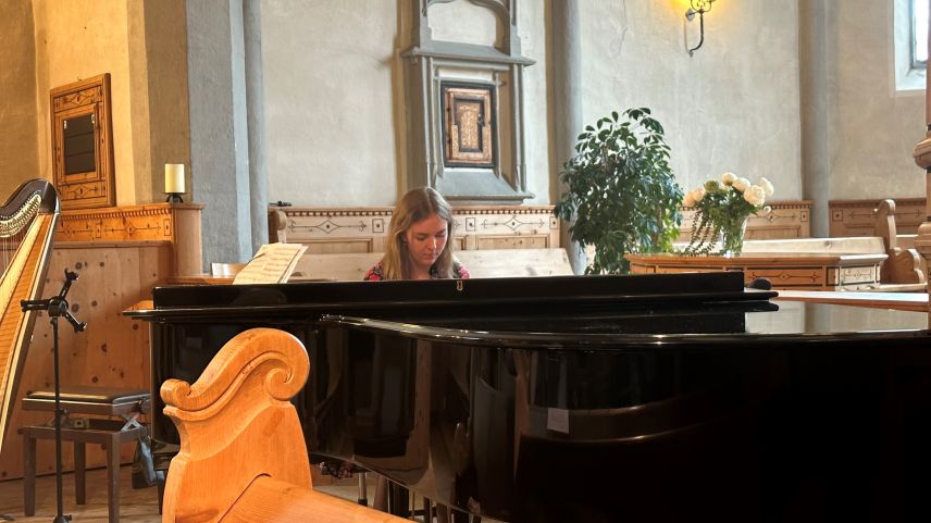 Anna Baumgartner in gövgia vers saira in occasiun dal concert illa  baselgia da Sent (fotografia: mad).