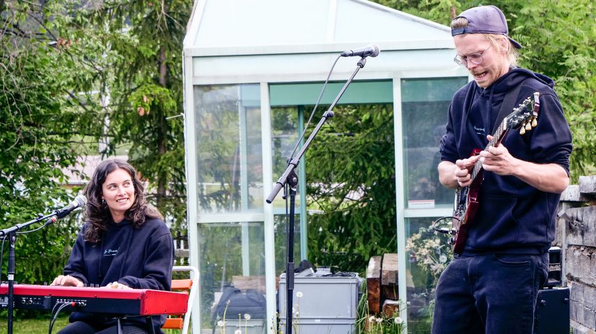 Cinzia Regensburger und Arnaud Pas spielten im Garten der Bar 47 in Zernez. Foto: Jon Duschletta