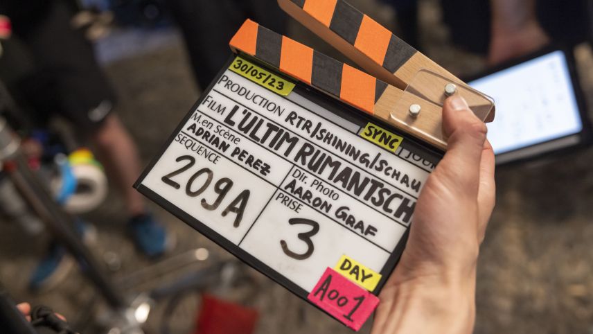 Las lavurs da filmar han cumanzà, la seria «L’ultim Rumantsch» da RTR cumpara da prümavaira 2024 (fotografia: RTR).
