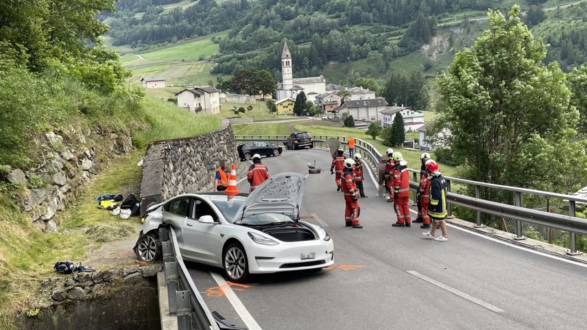 Am Freitag ist es in S. Carlo auf der Berninastrasse H29 zu einem heftigen Verkehrsunfall zwischen drei Personenwagen gekommen. Dabei zog sich eine Personen Verletzungen zu. (Foto: Kantonspolizei) 