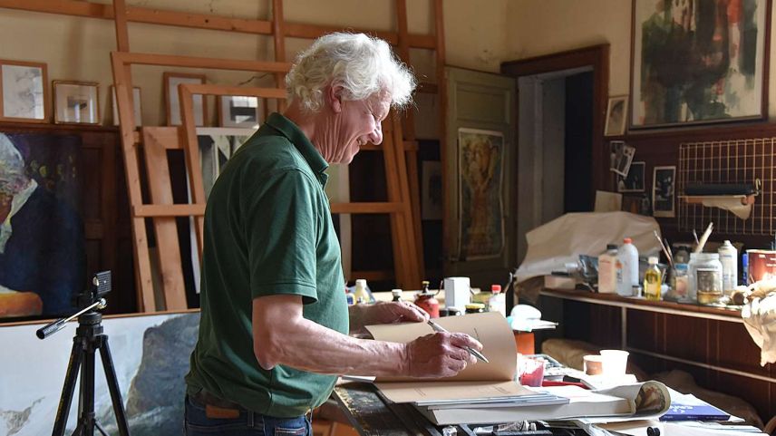 Bruno Ritter beim Arbeiten in seinem Atelier in Chiavenna. Foto: Urs Oskar Keller