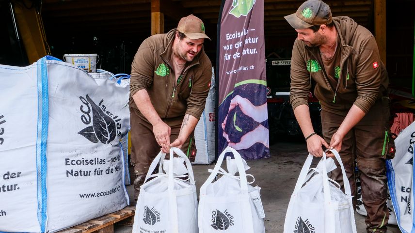 Fadri Meyer (links) und Dario Brunies mit ihren neuen 50-Liter-Big-Bags. Mit diesen handlichen Gebinden wollen sie Plastik verringern und die Beverser Kompostprodukte einfacher an die Privatkundschaft bringen. Foto: Jon Duschletta