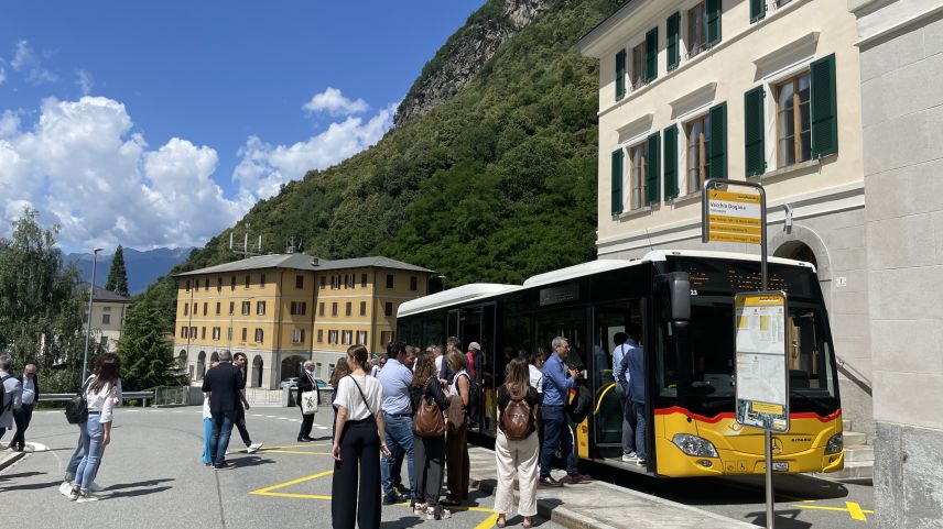 Delegationen aus der Schweiz und Italien testen das öV-Angebot im Grenzgebiet. (Foto: Fadrina Hofmann)