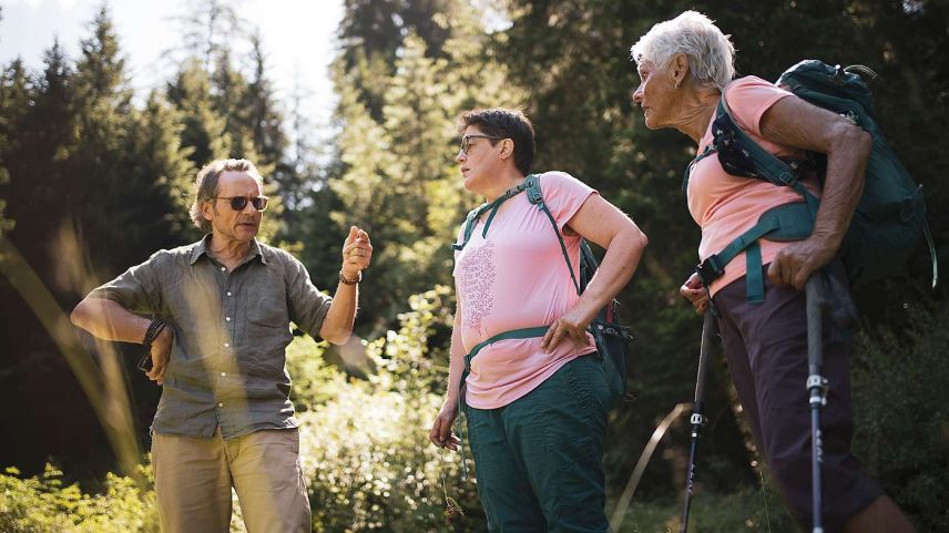 Patrick Stebler erschnuppert mit Annakatharina Ardüser und Anita Candrian die Wälder. Foto: Marco Hartmann
