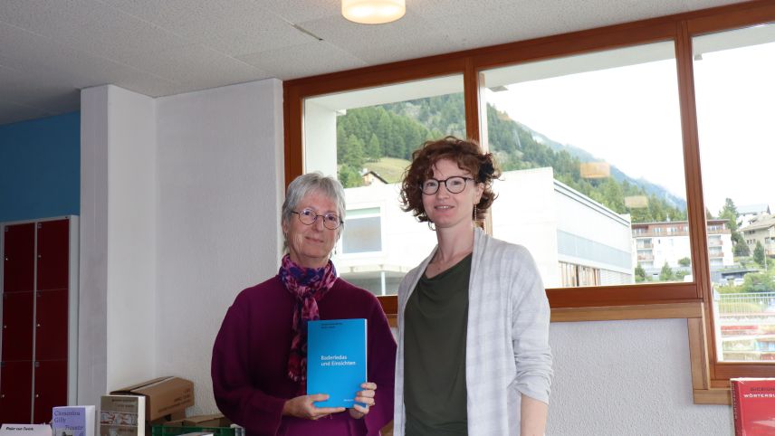 Karin Jundt (a schnestra) e Claudia Herrmann a las eivnas da cultura e lingua Samedan (fotografia: Martin Camichel).