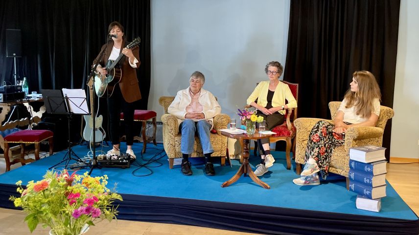 Las poetessas Anna Ratti, Rut Plouda e Jessica Zuan taidlan la cumposiziuns da Martina Linn cun giodimaint. Foto: Fadrina Hofmann