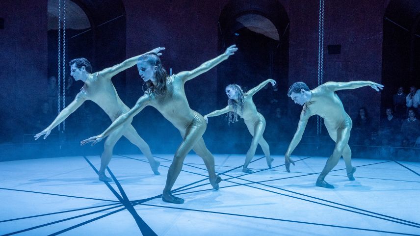 Hautnah erlebbar wie sonst nirgends: Tänzerinnen und Tänzer der Pariser Oper tanzen «Anima Mundi» im Origen-Theaterturm. Fotos: Jon Duschletta