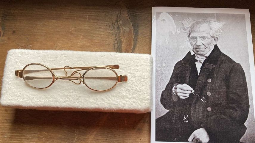 Eine ganz besondere Leihgabe in der Ausstellung: die Brille Arthur Schopenhauers. Foto: Fundaziun de Planta Samedan