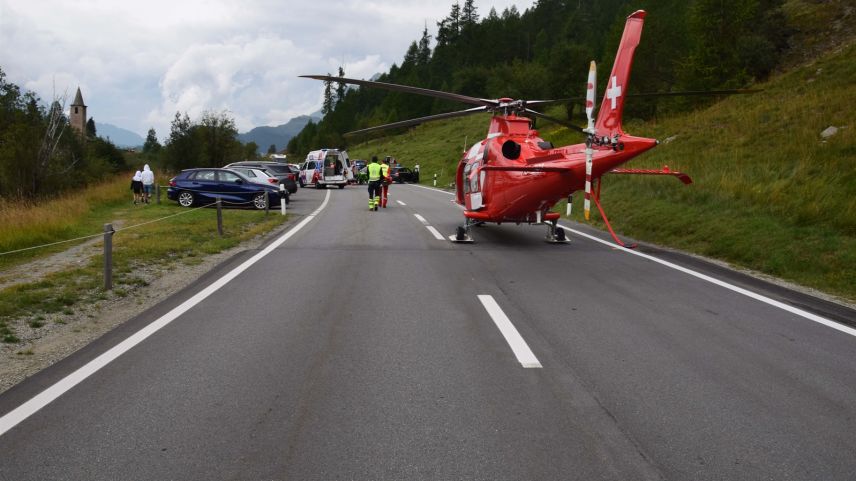 Der Motorradfahrer wurde mit der Rega abtransportiert.  Foto: Kantonspolizei Graubünden