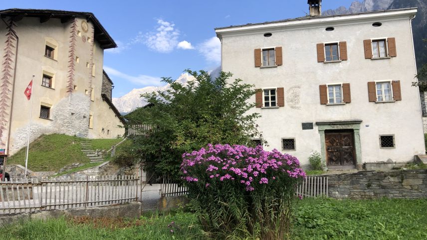 Gleich neben der Ciäsa Granda in Stampa (links) liegt das Wohnhaus, in welchem das Entro Giacometti mehr Raum für seine Aktivitäten finden will. Foto: Marie-Claire Jur