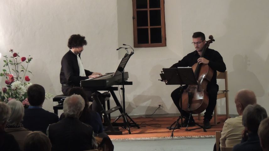Ils duos musicists in acziun, da schnestra: Pasquale Bonfitto e Matteo Bodini (fotografia: Benedict Stecher).