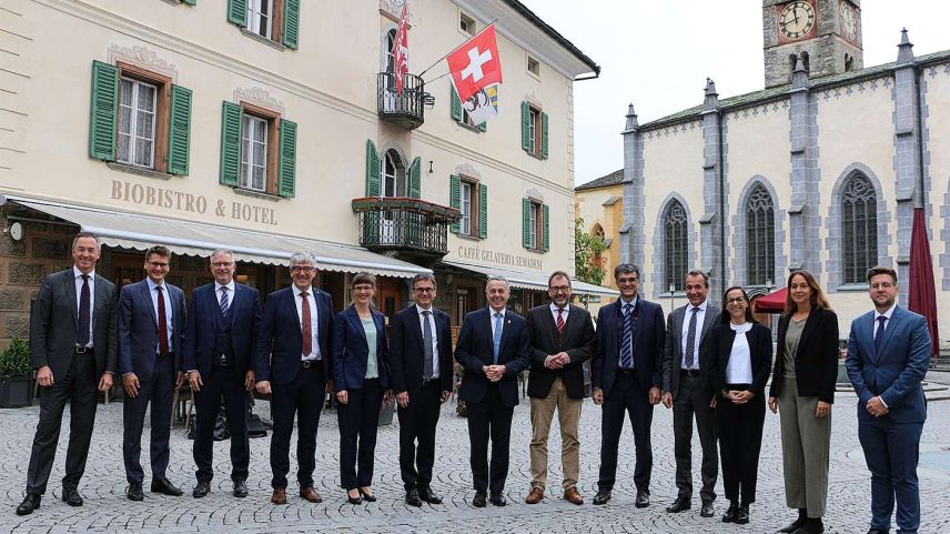 Gruppenfoto mit Aussenminister Ignazio Cassis auf dem Dorfplatz von Poschiavo. Foto: z.Vfg.