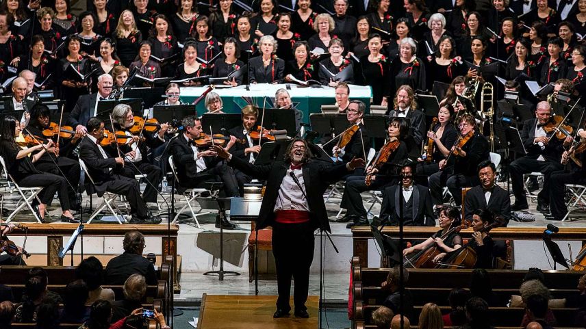 Il dirigent Urs Leonhard Steiner vain cun seis Golden Gate Symphony Orchestra e cor quist on chi vain a Scoul (fotografia: mad)