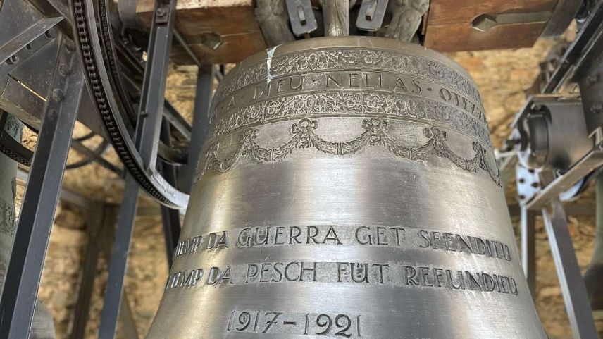 Die Inschrift der grossen Glocke der Kirche Bel Taimpel in Celerina lautet: «In der Zeit des Krieges wurde ich gespalten, in der Zeit des Friedens wurde ich neu gegossen». Fotos: Walter Isler