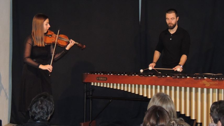 Flurina e Janic Sarott han concertà a Sent (fotografia: Benedict Stecher).