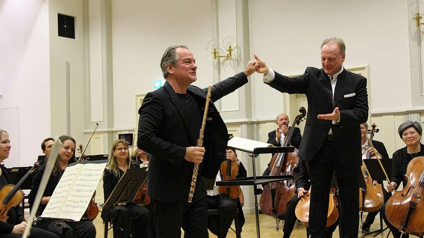Die Sinfonia Engiadina, Flötist Emmanuel Pahud und Christoph-Mathias Mueller begeistern das Publikum in Zuoz. Foto: Stefanie Wick Widmer