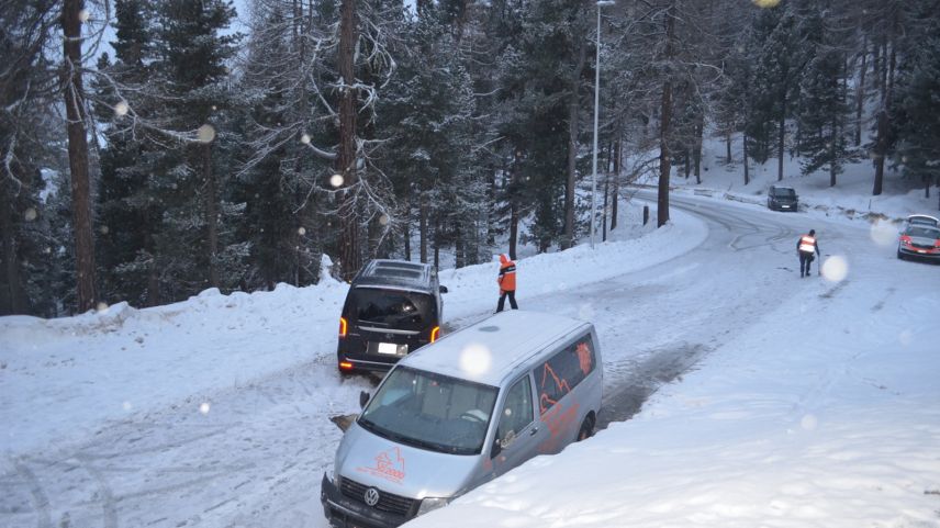 Ein Fahrzeug kollidierte auf der rutschigen Fahrbahn mit zwei weiteren Fahrzeugen. Foto: Kantonspolizei Graubünden
