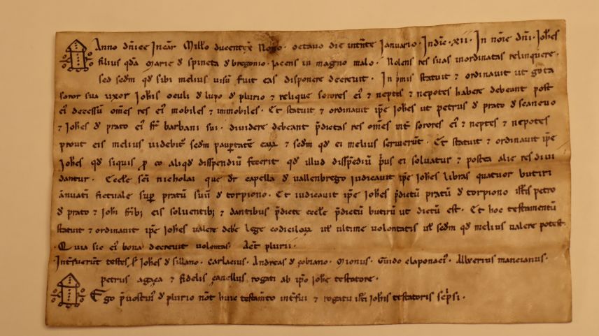 Il testamaint da Piuro datescha da l’an 1209 ed es il pü vegl documaint in l’Archiv dal stedi dal Grischun (fotografia: Martin Camichel).