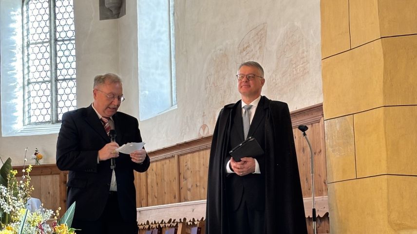 Lucian Schucan, Kirchgemeindepräsident «refurmo» gratuliert Patrice J. Baumann (rechts) zur Amtseinsetzung. Foto: z. Vfg
