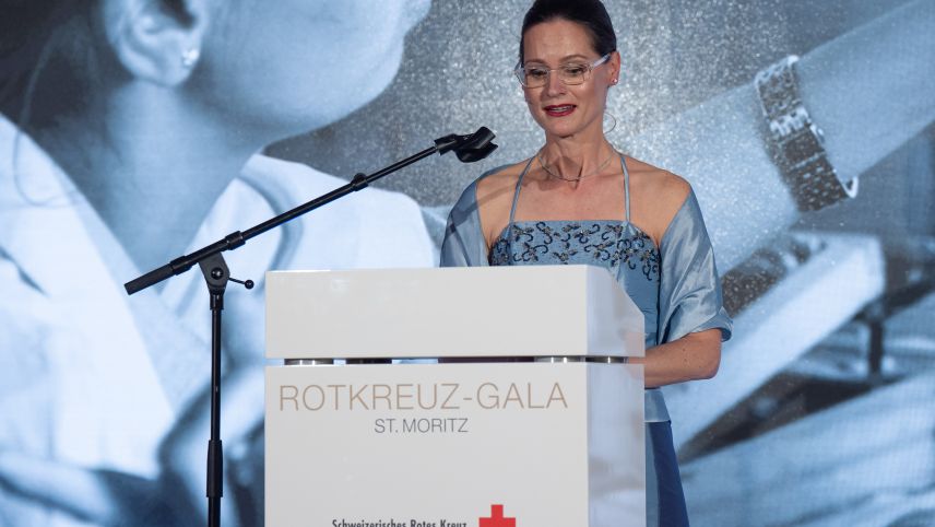 Karolina Frischkopf an der Rotkreuz-Gala in St. Moritz. Foto: Schweizerisches Rotes Kreuz
