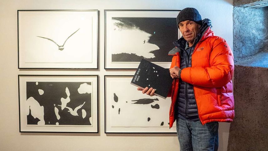 Robert Bösch in der Stalletta Madulain inmitten seiner «Birds». Er sagt: «Die Kunst des Fotografierens ist nicht,  etwas so abzubilden, wie es ist. Das macht man heute mit dem Smartphone.» Fotos: Jon Duschletta
