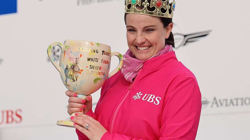 Valeria Schiergen darf sich als Siegerin der Skikjöring-Trophy zum dritten Mal als «Königin des Engadins» bezeichnen. Foto: White Turf/Andrea Furger