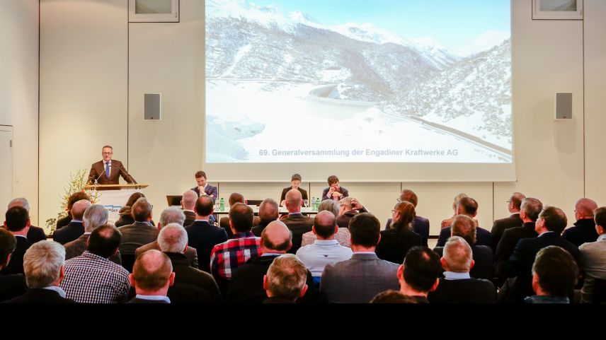 VR-Präsident Martin Schmid (links) während der 69. ordentlichen Generalversammlung der Engadiner Kraftwerke AG am Freitag in Zernez. Foto: Jon Duschletta