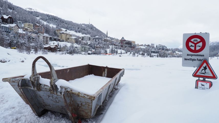 Viel Schnee und warme Temperaturen: Die Zufahrt auf den St. Moritzersee musste gesperrt werden. Foto: Reto Stifel