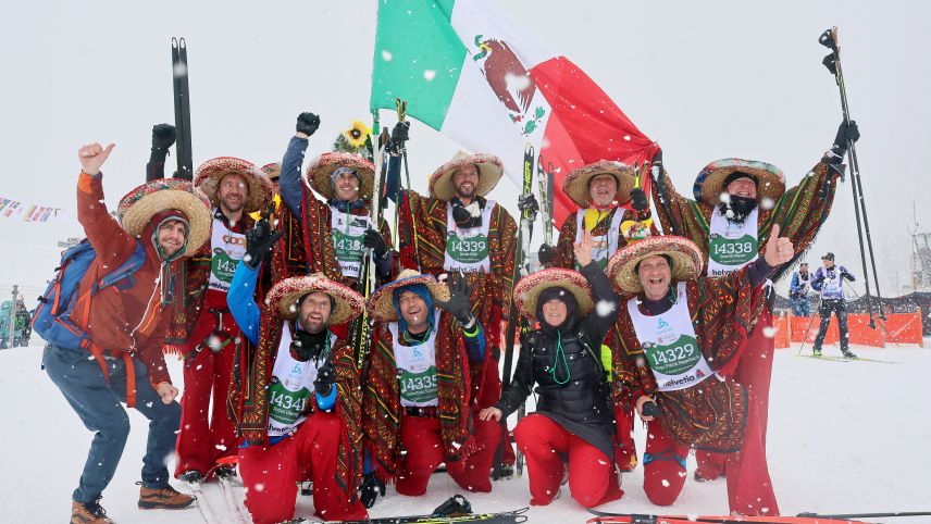 Die Mexikaner sind wie immer aufgestellt - auch wenn sie diesmal ebenso nass und durchfroren wie alle anderen Teilnehmer im Ziel sind. Foto: swiss-image.ch/Bild Andy Mettler