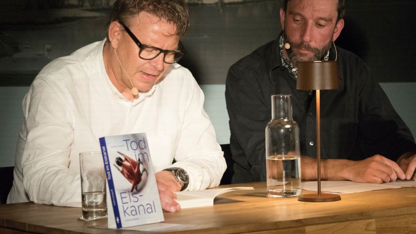 Andrea Gutgsell liest anlässlich der Silser Büchertage aus seinem neuen Roman. Rechts ist Moderator Lorenzo Pollin zu sehen. Foto: Reto Stifel
