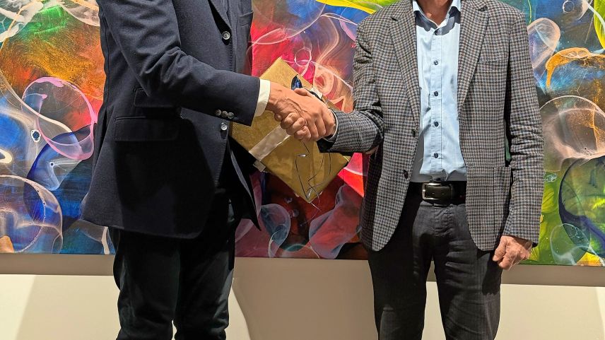 Leandro A. Testa (links) verabschiedet Thomas Nievergelt als Präsident der FDP Oberegadin-Bregaglia. Foto: z. Vfg