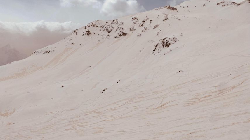 Wie ein Gemälde sieht der Berghang mit Saharasand-Spuren aus. Foto: Dario Giovanoli