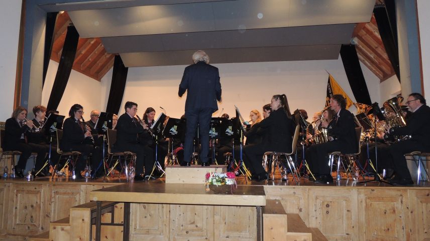 La Società da musica Scuol cul dirigent Ivan Nussio pro lur concert da prümavaira (fotografia: Benedict Stecher).