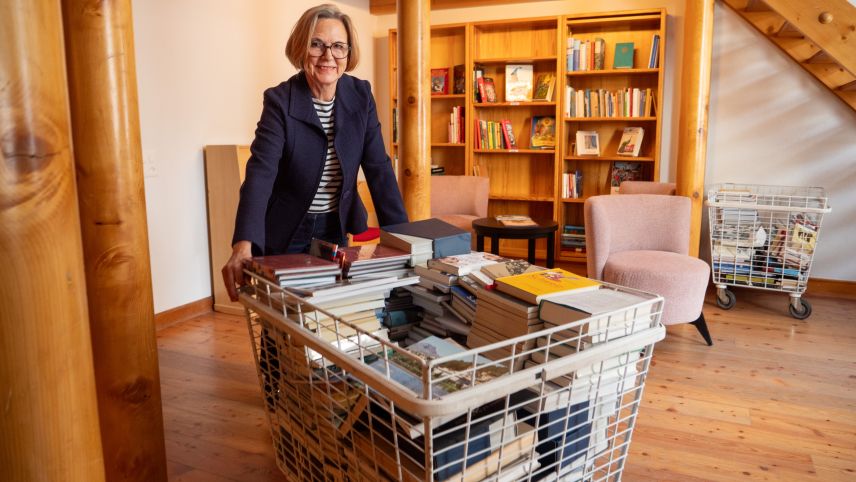 Vera Kaiser räumt die Bücher aus ihrem vormaligen Büro in die Laudinella-Bibliothek: «Weniger ist mehr. Nach so  vielen Jahren tut es gut aufzuräumen und auszusortieren.» Fotos: Jon Duschletta