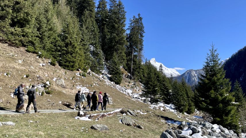 Die Schülerinnen und Schüler geniessen den Ausflug in die Val Tasna.  Foto: Fadrina Hofmann