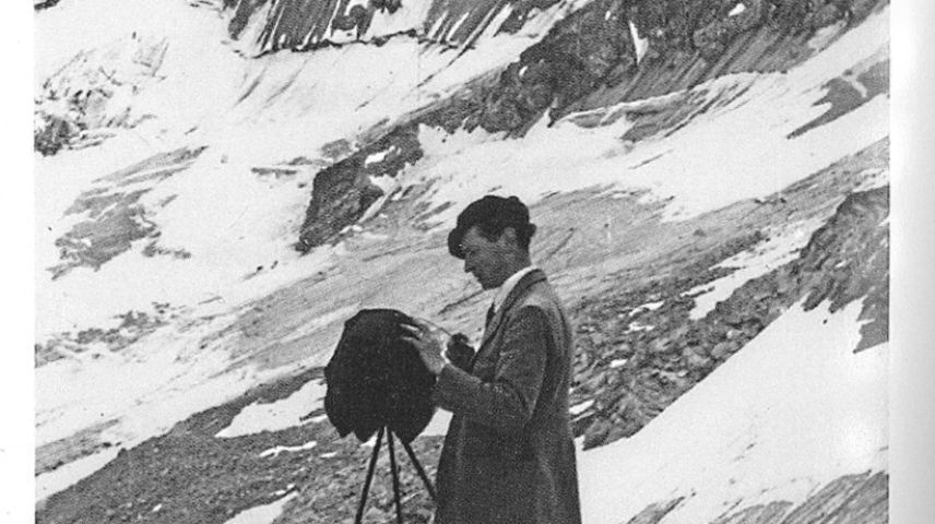 Der Fotograf Gustav Sommer mit seiner Kamera. Foto: Gustav Sommer/Kulturarchiv Oberengadin