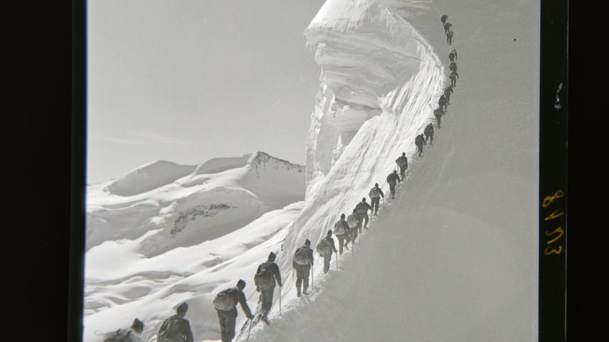 Spektakulärer Bergaufstieg der Soldaten. Foto: Gustav Sommer/Kulturarchiv Oberengadin