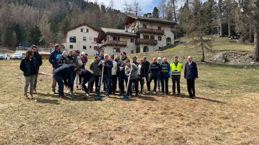 Zusammen mit den vier kürzlich fertiggestellten Einfamilienhäusern in Pros da God wird eingangs der Val Roseg an der Langlaufloipe ein attraktives Familienquartier entstehen. Foto: z. Vfg