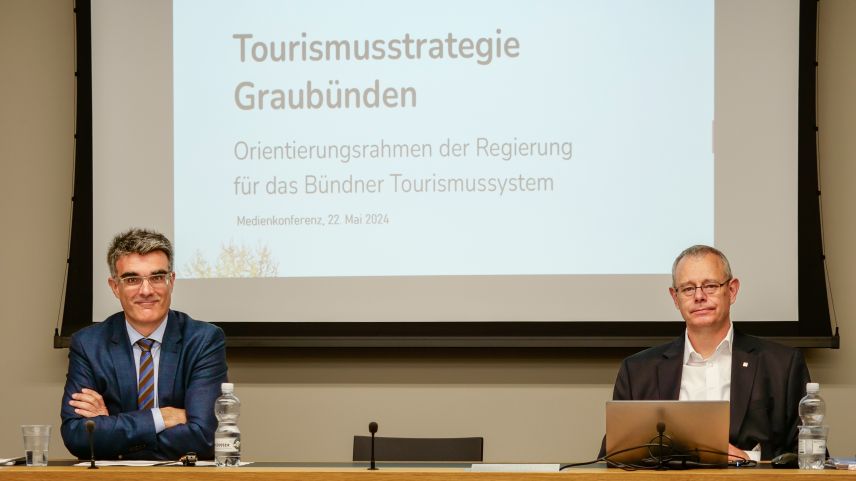 Regierungsrat Marcus Caduff (links) und Michael Caflisch vom kantonalen Amt für Wirtschaft und Tourismus stellten im Grossratsgebäude in Chur die Tourismusstrategie Graubünden vor. Foto: Jon Duschletta