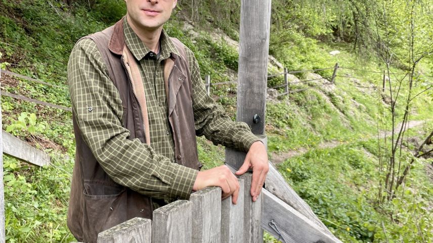 Marco Guglielmetti es respunsabel pella lavur da voluntaris da Bergwaldprojekt. fotografia: Fadrina Hofmann