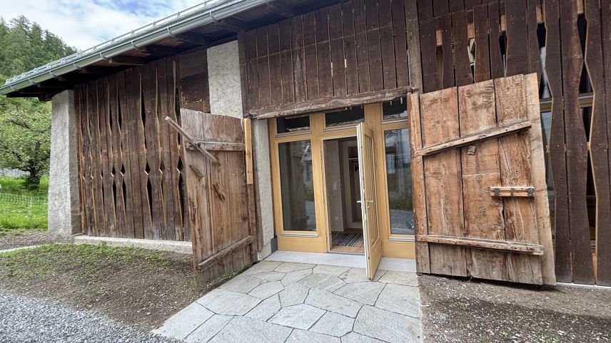 L’entrada da la sala per dietas illa nouva Chasa Selm a Müstair (fotografia: Martin Camichel).