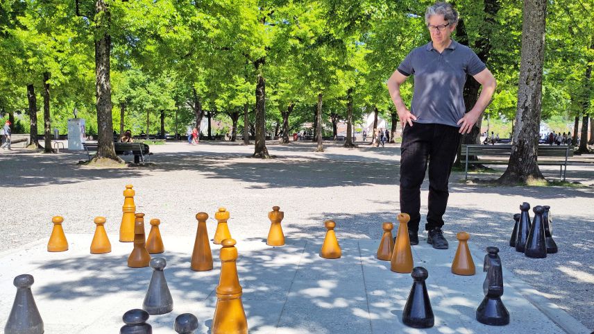 Il redschissur dal film «Chess Behind Bars» Ivo Zen dürant ün gö da Schah sül Lindenplatz a Turich (fotografia: Luisa Cadonau).